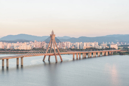 日落时韩国首尔市中心汉江杭州上奥运桥的风景。 美丽的城市景观。 首尔是亚洲一个受欢迎的旅游目的地。