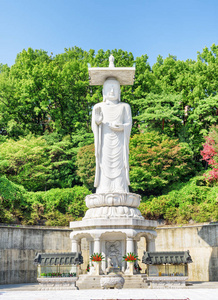 韩国首尔江南区邦根萨寺绿树背景上的佛像风景。 邦根萨寺是亚洲一个受欢迎的旅游景点。