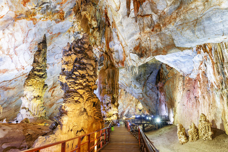 惊人的巨大石笋和风景优美的木步道内的天堂的天堂洞穴天洞在越南的PhongNhakebang国家公园。 天堂洞穴是亚洲最受欢迎