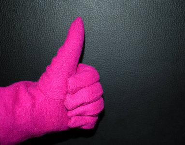 戴上粉红色的手套