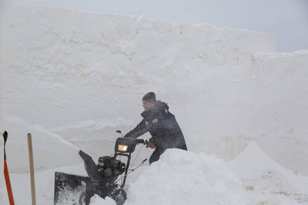 工人用雪犁在暴风雪中清除积雪图片