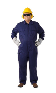 一名工人的全身肖像,戴着头盔,耳罩,防护手套和安全护目镜,隔离在白色