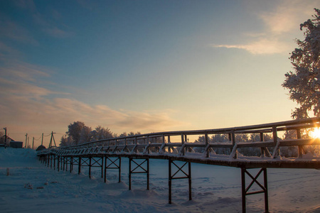 阿汉格尔斯克地区。在莱夫科夫卡村附近过冬..白雪覆盖的田野和道路。