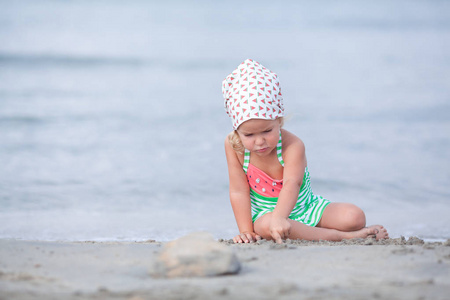 小可爱的快乐女孩在西班牙的海洋里玩耍和游泳
