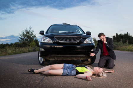 晚上在路上图片