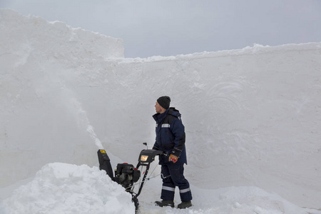 工人用雪犁在暴风雪中除雪图片