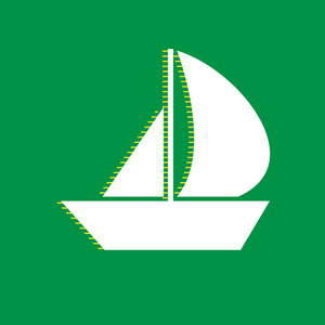 帆船标志。 矢量。 白色平面图标与黄色条纹阴影在绿色背景。