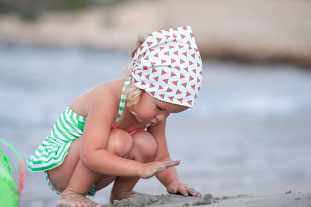 小可爱的快乐女孩在西班牙的海洋里玩耍和游泳