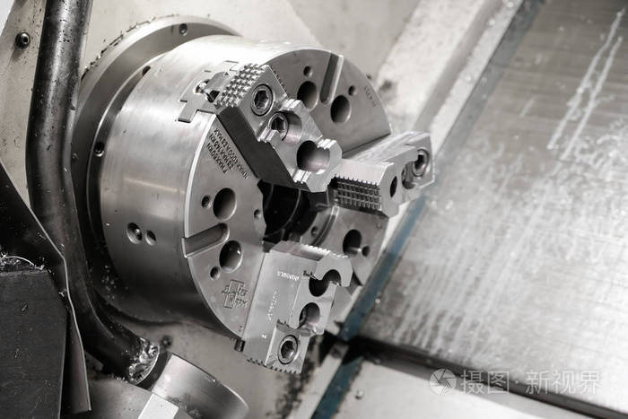 用钻具和中心钻具进行钻孔的车床.数控铣床