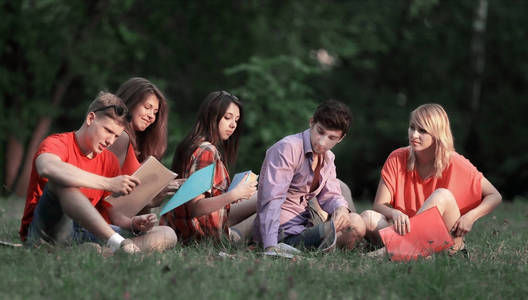 一群朋友坐在公园的草地上