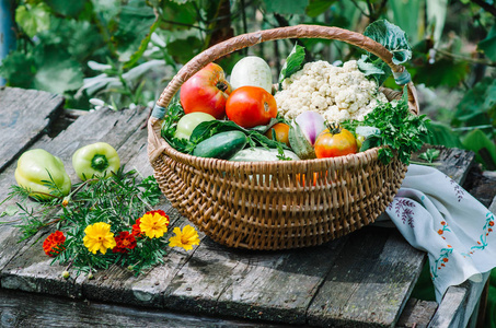 蔬菜。 篮子里的新鲜生物蔬菜。 自然背景