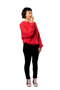 一个穿着红色毛衣的短发女孩打哈欠，张开大嘴，用手遮住孤立的白色背景