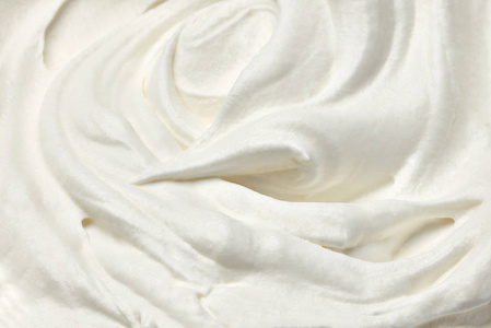 白色背景上的白色鲜奶油或酸奶油