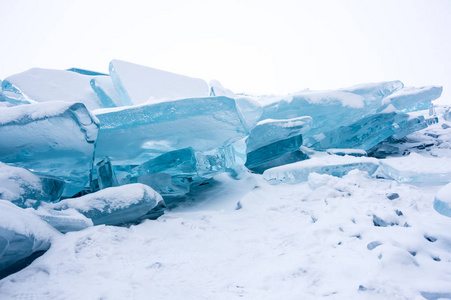 俄罗斯西伯利亚贝加尔湖畔的冰腐殖质景观