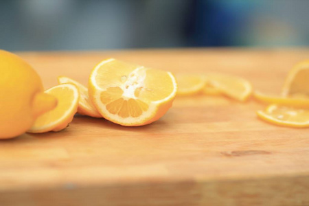 把橘子片煮在木板上