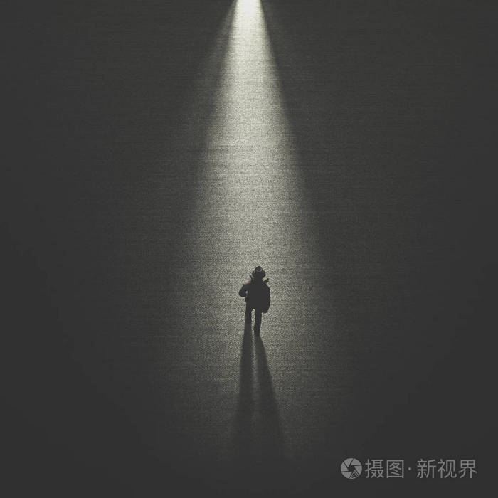 在灯光下的夜晚行走的人