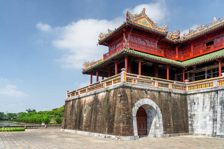 风景秀丽的子午门到皇城与紫色紫禁城在城堡内的色调越南。 色调是亚洲一个受欢迎的旅游目的地。