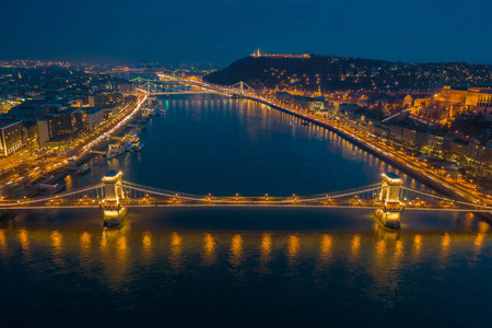 布达佩斯匈牙利航空天际线在蓝色时刻与照明的szechenyi链桥伊丽莎白桥城堡从上面的多瑙河