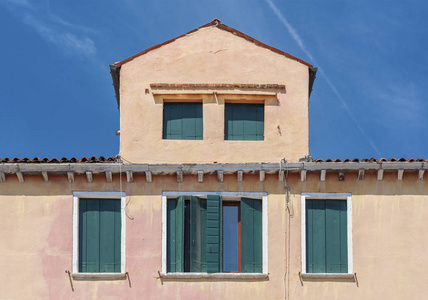 意大利威尼斯穆拉诺岛的彩色房子。