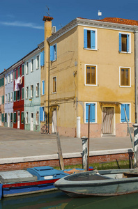 意大利威尼斯博拉诺岛五颜六色的房子。