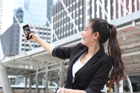 用手机拍照的人图片