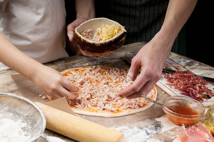 桌子背景上的配料和披萨制作设备. 食物概念烹饪妈妈