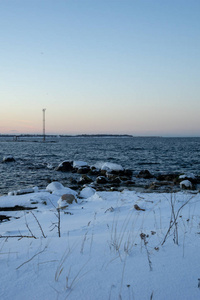 美丽的冬季景色，带雪和冷水的波罗的海