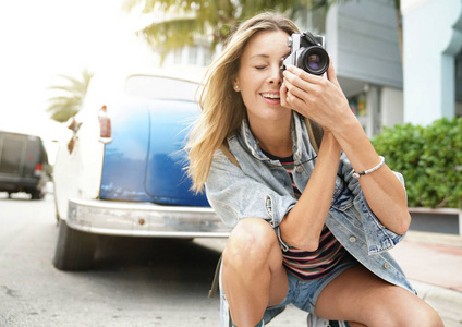 青年摄影学生在户外拍摄老式相机