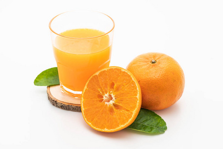 白色背景上的新鲜橙汁