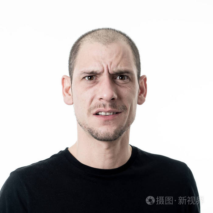 特写一幅年轻人的肖像,脸上迷茫,用一种沉思的表情看着困惑和怀疑.