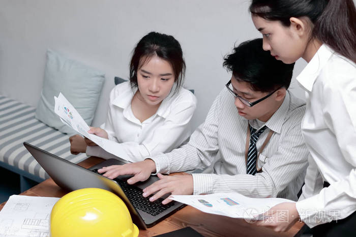 团队合作和头脑风暴概念一群亚洲商人在现代办公室和笔记本电脑一起