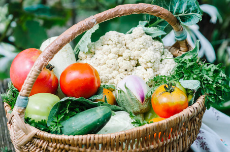 蔬菜。 篮子里的新鲜生物蔬菜。 自然背景
