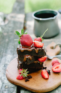 自制巧克力布朗尼或巧克力蛋糕与草莓乡村风格