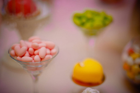 粉红美人鱼饼干。糖。桌上有糖果糖果甜点