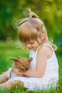 夏天公园有小兔子的可爱女孩