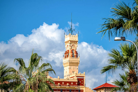 在阳光明媚的日子里，20世纪30年代土耳其和佛罗伦萨风格的皇家宫殿主塔在棕榈公园。
