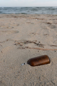 瓶子埋在沙滩上的沙子里