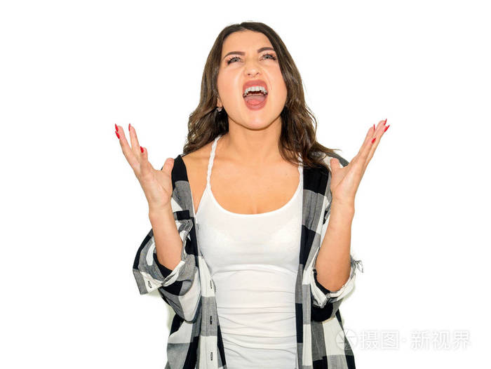 一个非常愤怒的黑发年轻女子愤怒地紧握着她的手指.孤立在白色背景上