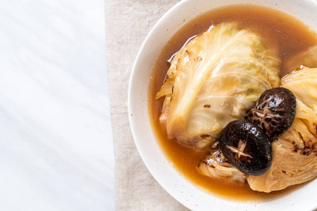 红汤煮白菜加亚洲风味的纯蘑菇和素食