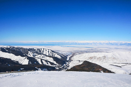 美丽的白天场景冬季景观与雪，森林，湖泊和天空从山顶。国家公园。