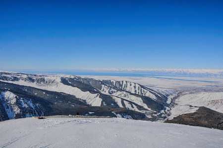 美丽的白天场景冬季景观与雪，森林，湖泊和天空从山顶。国家公园。