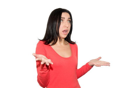 个一个年轻的黑发女人的肖像,穿着一件粉红色的毛衣