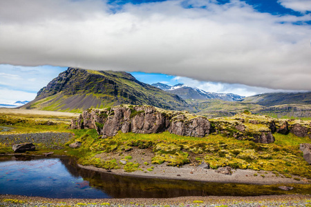 北欧国家夏季旅游。冰岛的苔原。北方极端旅游的概念