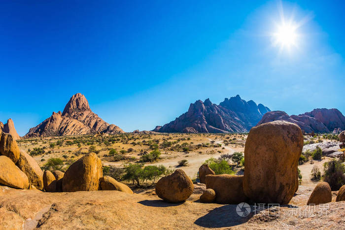 非洲沙漠中炎热的朝阳.斯皮茨科普沙漠的岩石.去非洲旅行.