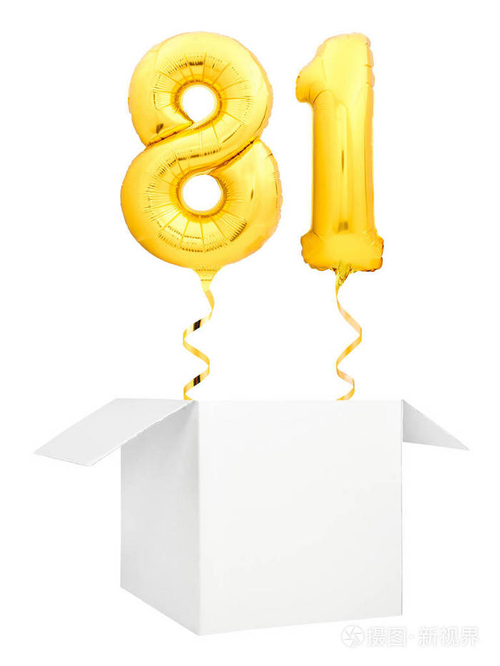 金黄数字81金黄带的充气气球从空白白色箱子飞行在白色背景查出