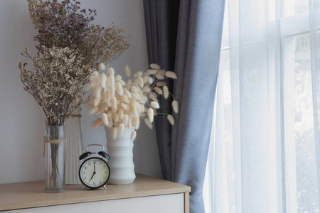 木桌与装饰花在白色窗帘窗纹理背景复制空间。