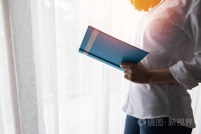 女商人读一本书的侧面视图