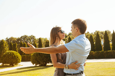 时尚的情侣恋爱中的男人戴着眼镜,金发碧眼,散步时充满积极的情绪照片