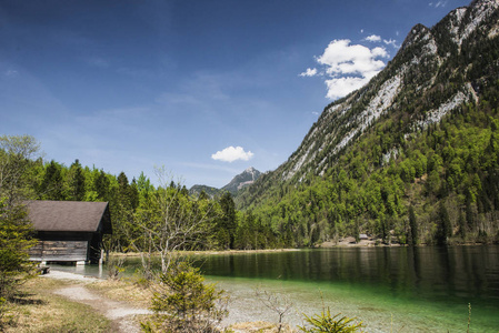 美丽的全景在肯尼斯湖。彩色的巴伐利亚阿尔卑斯山在奥地利，德国，欧洲边界。美丽的照片。绿色的水与蒙丹。