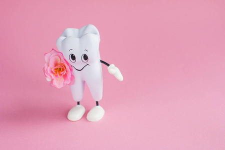 健康的白牙。 牙齿在粉红色的背景上。 牙科广告。